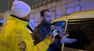 Kazalı araçla ilerledi, alkol testini reddetti