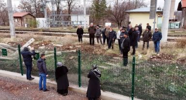 Kemal Sunal'ın propaganda filmi gerçek oldu: Tel örgüyle ikiye bölünen mahallede vatandaşlar ihtiyaçlarını gidermek için 5 kilometre yürüyor