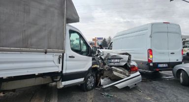 Kırmızı ışıkta duramayan kamyonet ortalığı savaş alanına çevirdi: 1'i ağır 3 yaralı