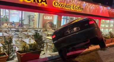 Kontrolden çıkan otomobil kafeteryaya girdi: Saniyelerle kurtuldular