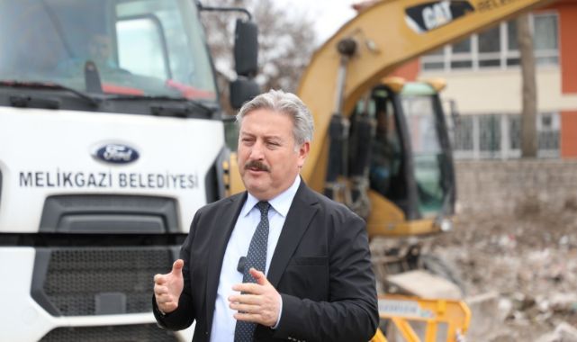 Melikgazi Belediyesi ilçedeki metruk yapıların yıkımına devam ediyor