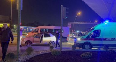 Otomobille hafif ticari araç çarpıştı: 1 yaralı