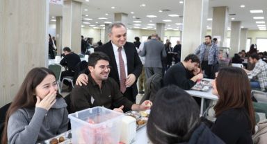 Rektör Prof. Dr. Altun, öğrenciler ile yemek yedi