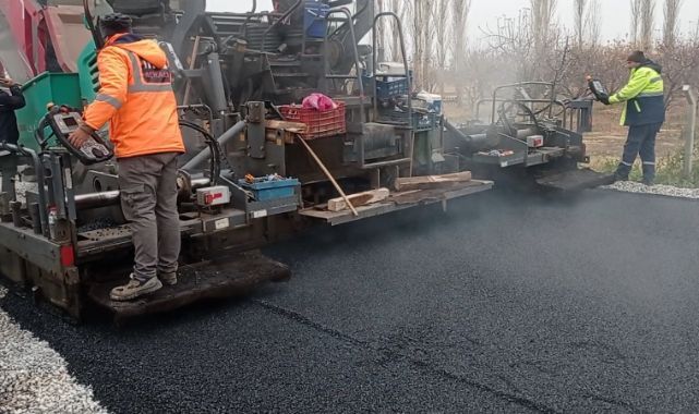 Sultan Sazlığı yoluna sıcak asfalt serimi yapıldı