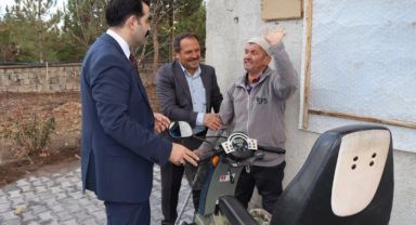 Tomarza Kaymakamı Eser Engelliler Günü’nü unutmadı