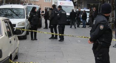 Yoldan geçenleri bıçakladı: 1'i ağır 3 yaralı