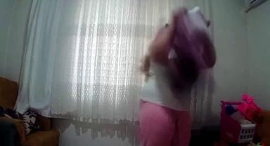 Antalya’da Anne Dehşeti Kamera Kayıtlarında: Bebeğini Kanepeye Fırlatıp Makyajına Devam Etti!