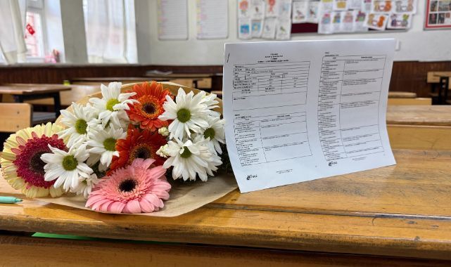 Babaları tarafından öldürülen kardeşlerin karneleri çiçeklerle sıralarına bırakıldı