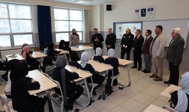 Başkan Özdoğan, öğrencilerin karne heyecanına ortak oldu