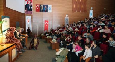 Başkan Yalçın'dan çocuklara karne hediyesi tiyatro şöleni