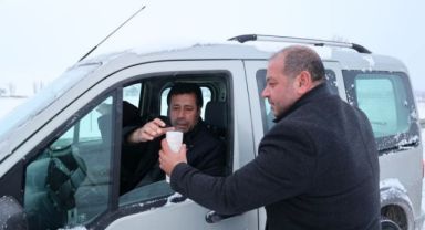Bünyan Belediyesi kar mesaisindekilerin içini ısıttı