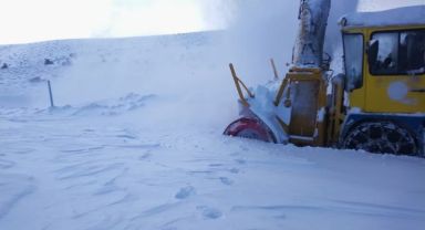 Büyükşehir, kırsal kesimlerde etkili olan kar yağışında 47 mahalle yolunu ulaşıma açtı