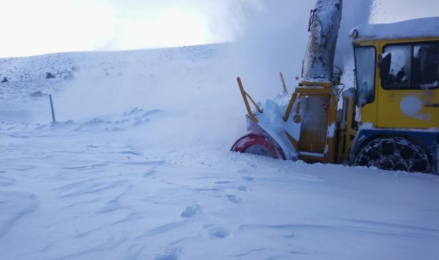 Büyükşehir, kırsal kesimlerde etkili olan kar yağışında 47 mahalle yolunu ulaşıma açtı