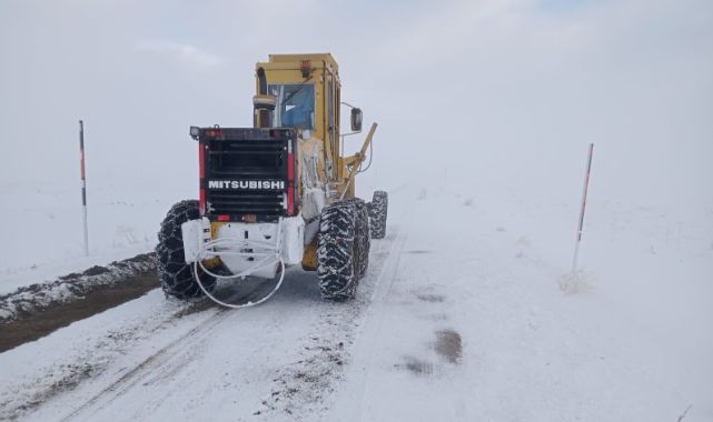 Büyükşehirden kar mesaisi: 6 saatte 285 mahalle yolu daha ulaşıma açıldı