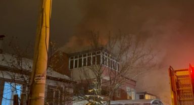 Çatıda çıkan yangın 2 saatte söndürüldü