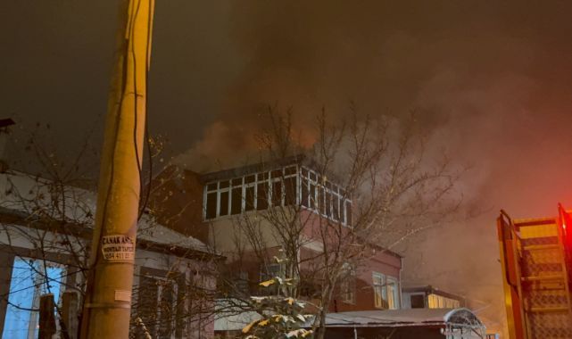 Çatıda çıkan yangın 2 saatte söndürüldü