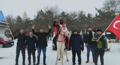 Esnaf at üstünde Türk bayrağı ile tur attı