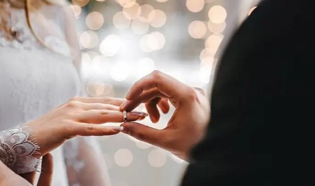 Evlilik Yaşı Yükseliyor, Nüfus Artışı Yavaşlıyor: Gençler Neden Evlenmekten Kaçınıyor?