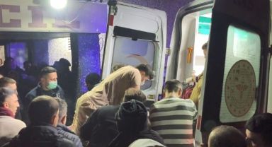 Kalbi duran yaralı için doktor sedye üzerinde kalp masajı yaptı