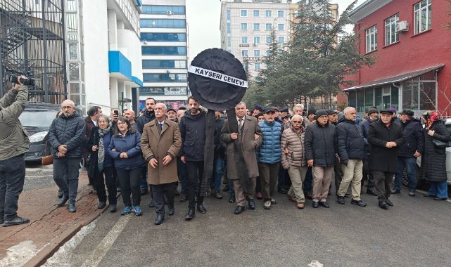 Kayseri'de Alevi örgütlerden CHP İl Başkanlığı'na ‘siyah çelenkli' tepki
