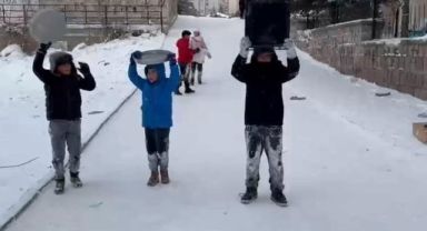 Kayseri'de çocukların kar eğlencesi: Tepsilerle kayak yaptılar