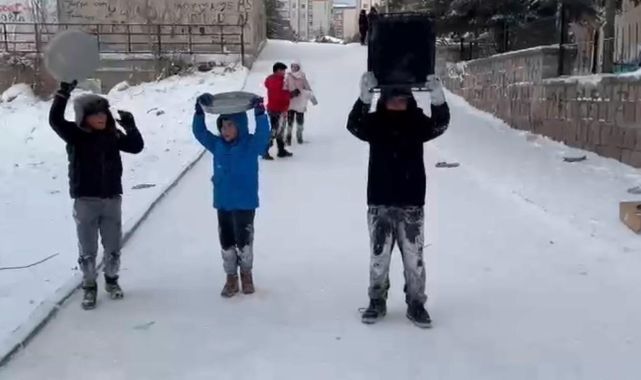Kayseri'de çocukların kar eğlencesi: Tepsilerle kayak yaptılar