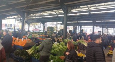 Pazarda zam şampiyonu salatalık