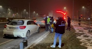 Polise çarpıp kaçan şahıs, olay yerine gelince yakayı ele verdi: 1’i polis 2 yaralı