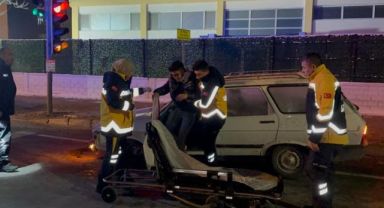 Refüje çarpan otomobilde sürücü yaralandı