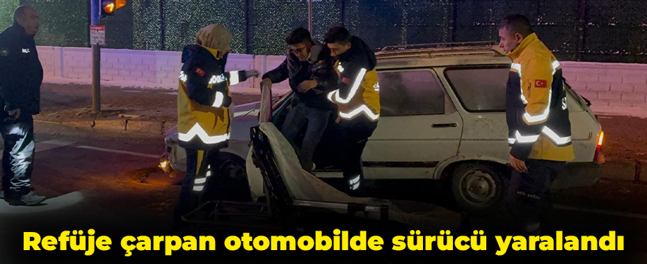 Refüje çarpan otomobilde sürücü yaralandı