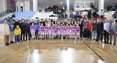 Şehir protokolü ile ERVA Sporcuları futbol maçında karşı karşıya geldi