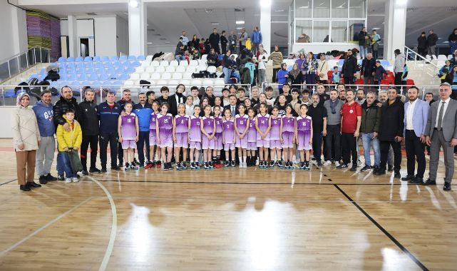 Şehir protokolü ile ERVA Sporcuları futbol maçında karşı karşıya geldi