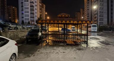 Şiddetli rüzgar, söktüğü kameriyeyi bozmadan yola kondurdu