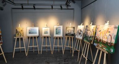 Su galerisinde sanat ve bisiklet buluşması