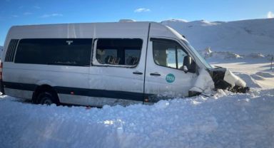 Taksiyle yolcu minibüsü çarpıştı: 16 yaralı