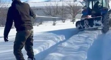 Traktör arkasında kayak keyfi