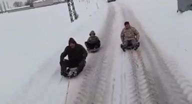 Traktör arkasında kayarak, o anları kayda aldılar