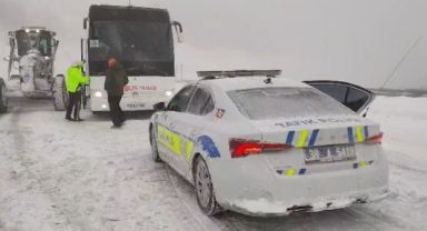 Tur otobüsünde donma tehlikesi geçiren 44 kişi kurtarıldı