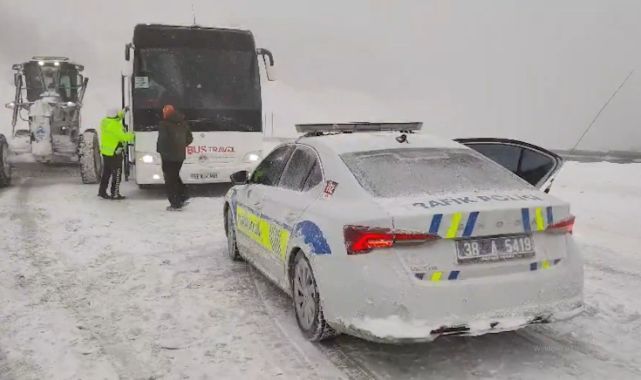 Tur otobüsünde donma tehlikesi geçiren 44 kişi kurtarıldı
