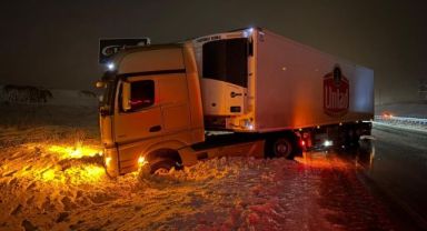 Yol buzlandı, tırlar makasladı