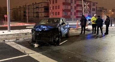 Yük treniyle çarpışan SUV aracın sürücüsü yara almadan kurtuldu