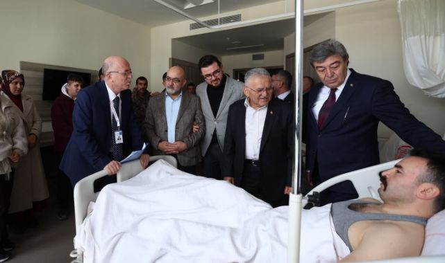 AK Parti'li milletvekilleri ile Başkan Büyükkılıç'tan yaralı polis memuruna ziyaret