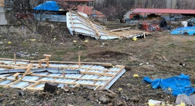 Akkışla’da fırtına ev ve ağaçlara zarar verdi