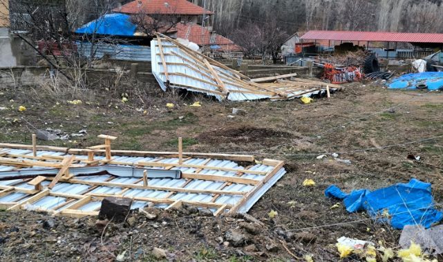 Akkışla’da fırtına ev ve ağaçlara zarar verdi