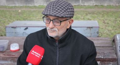 Babasının yanında başladığı ayakkabı boyacılığını 35 yıldır yapıyor