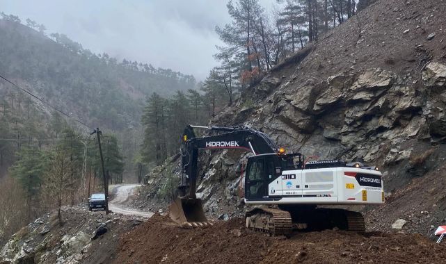 Büyükşehir, Yahyalı’da sel ve heyelan nedeniyle kapanan yolları ulaşıma açtı