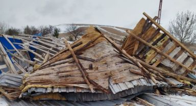 Develi’de şiddetli rüzgar besi işletmesinin çatısını uçurdu