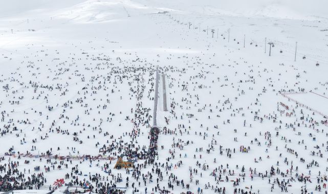 Erciyes'te hafta sonu pistler kayakçılarla doldu