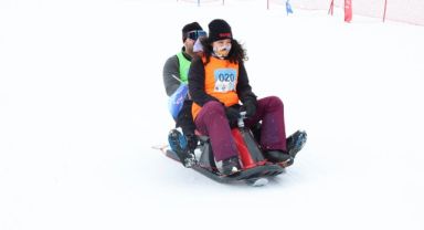 Eşler, Sevgililer Günü'nde birbirini en hızlı çekmek için yarıştı