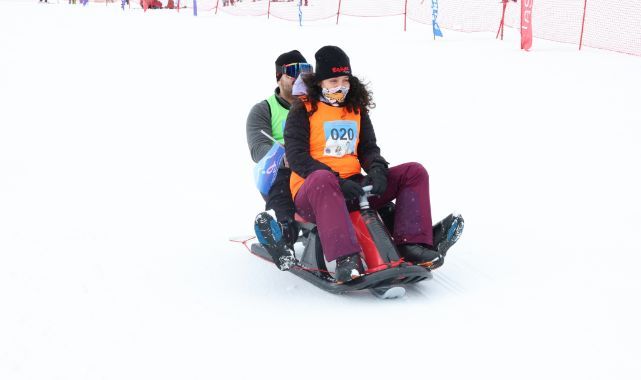 Eşler, Sevgililer Günü'nde birbirini en hızlı çekmek için yarıştı